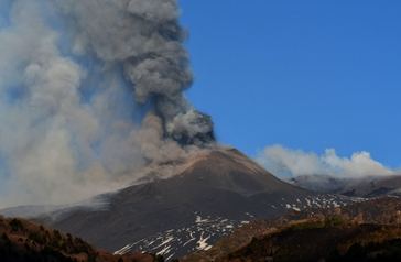 Nueva erupción del volcán Etna, que pone en alerta el tráfico aéreo en Sicilia