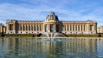 Ursula von der Leyen se reúne en un polémico palacio para hablar de migración
