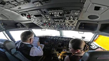Reyes de Tailandia vuelan su propio avión en visita a Vietnam