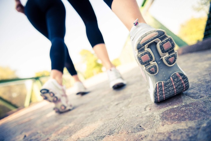 Caminar 7,000 pasos al día disminuye el riesgo de cáncer, según un nuevo estudio