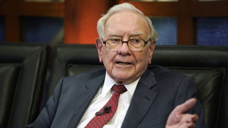 Warren Buffett se retira como CEO de Berkshire Hathaway
