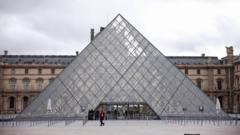Filtraciones de agua en el Louvre dañan cientos de libros