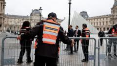 Francia refuerza la seguridad tras el robo de joyas en el Louvre