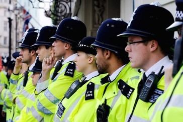 Policía de Thames Valley exige capacitación sobre 'privilegio blanco' a sus oficiales