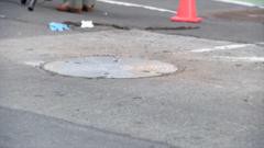 Mujer fallece tras caer en una alcantarilla abierta en Nueva York