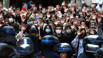 Zajárova critica el silencio de Europa ante la represión policial en Francia contra estudiantes