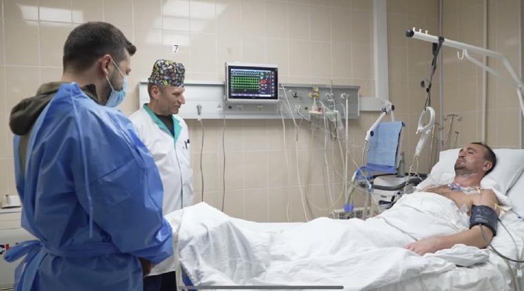 Zelenski visita soldados ucranianos heridos en un hospital de Nueva York