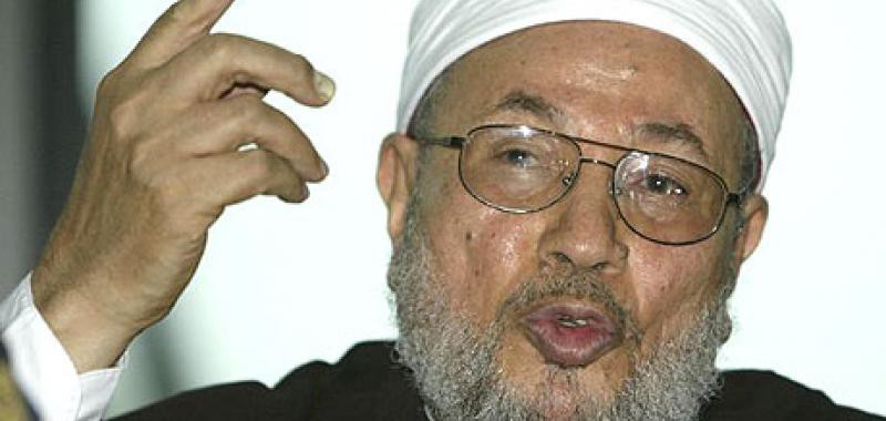 El ulema Yusuf al-Qaradawi dirige en Al-Yazira el programa 